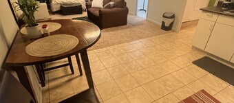 Large Govt hill studio-near  downtown