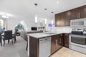 冷蔵庫、電子レンジ、オーブン、コンロ