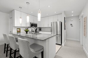 Réfrigérateur, four à micro-ondes, un four, surface de cuisson