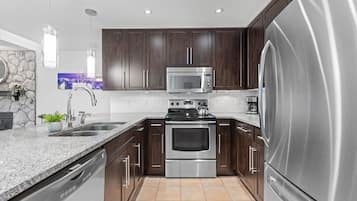 Frigorifero, microonde, forno, piano cottura