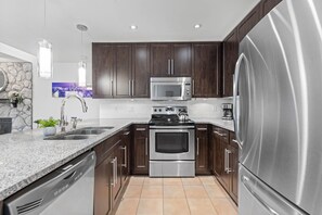 冷蔵庫、電子レンジ、オーブン、コンロ