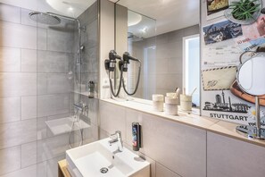 Ducha, secador de pelo, toallas