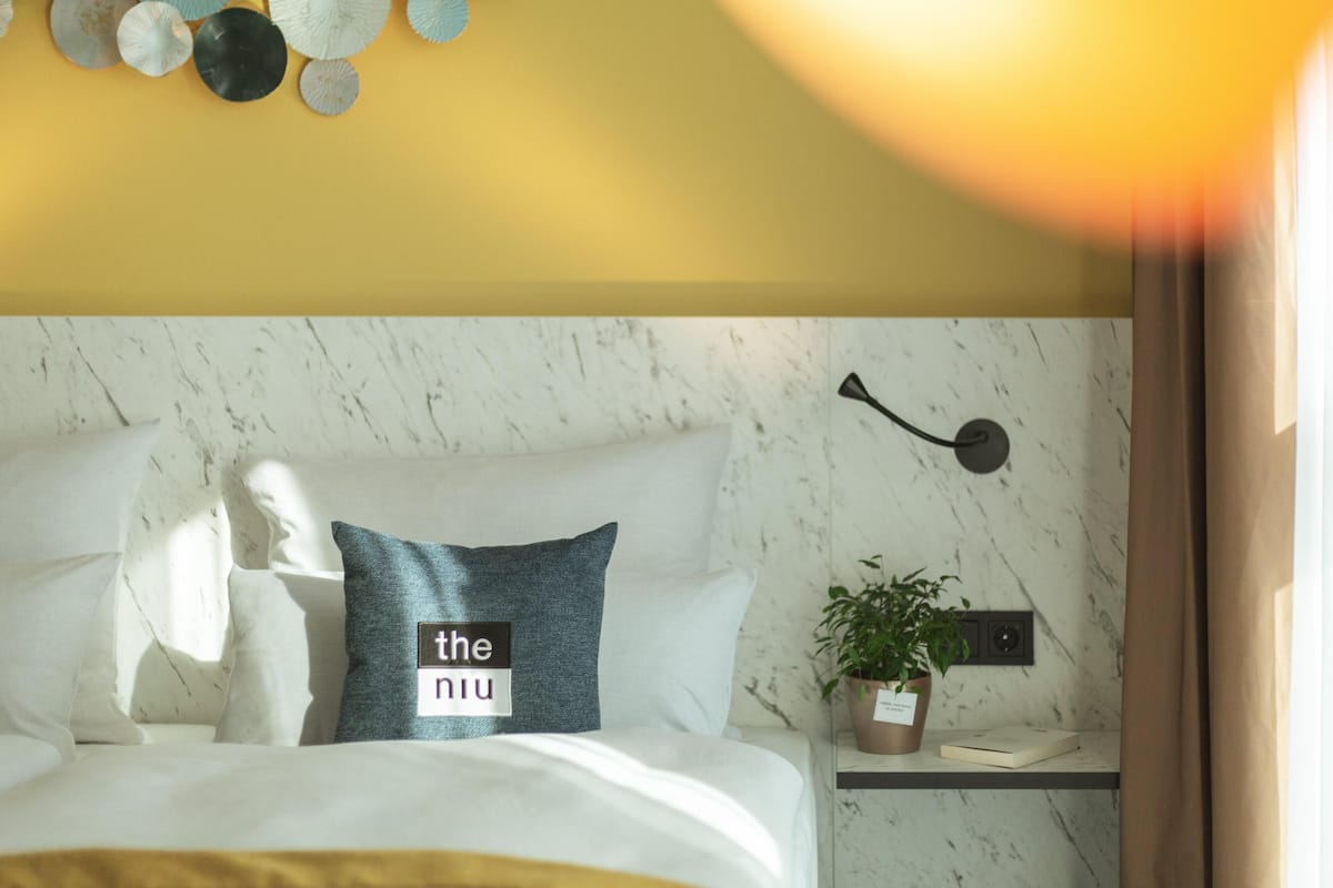Ropa de cama hipoalergénica y caja de seguridad en la habitación 