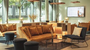 A modern lobby with a sofa, chairs, and a coffee table. - Holiday Inn - the niu, Kettle Stuttgart Vaihingen by IHG (Stuttgart)
