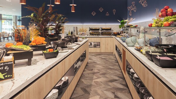 Daily buffet breakfast (EUR 17 per person) - Holiday Inn - the niu, Kettle Stuttgart Vaihingen by IHG (Stuttgart)