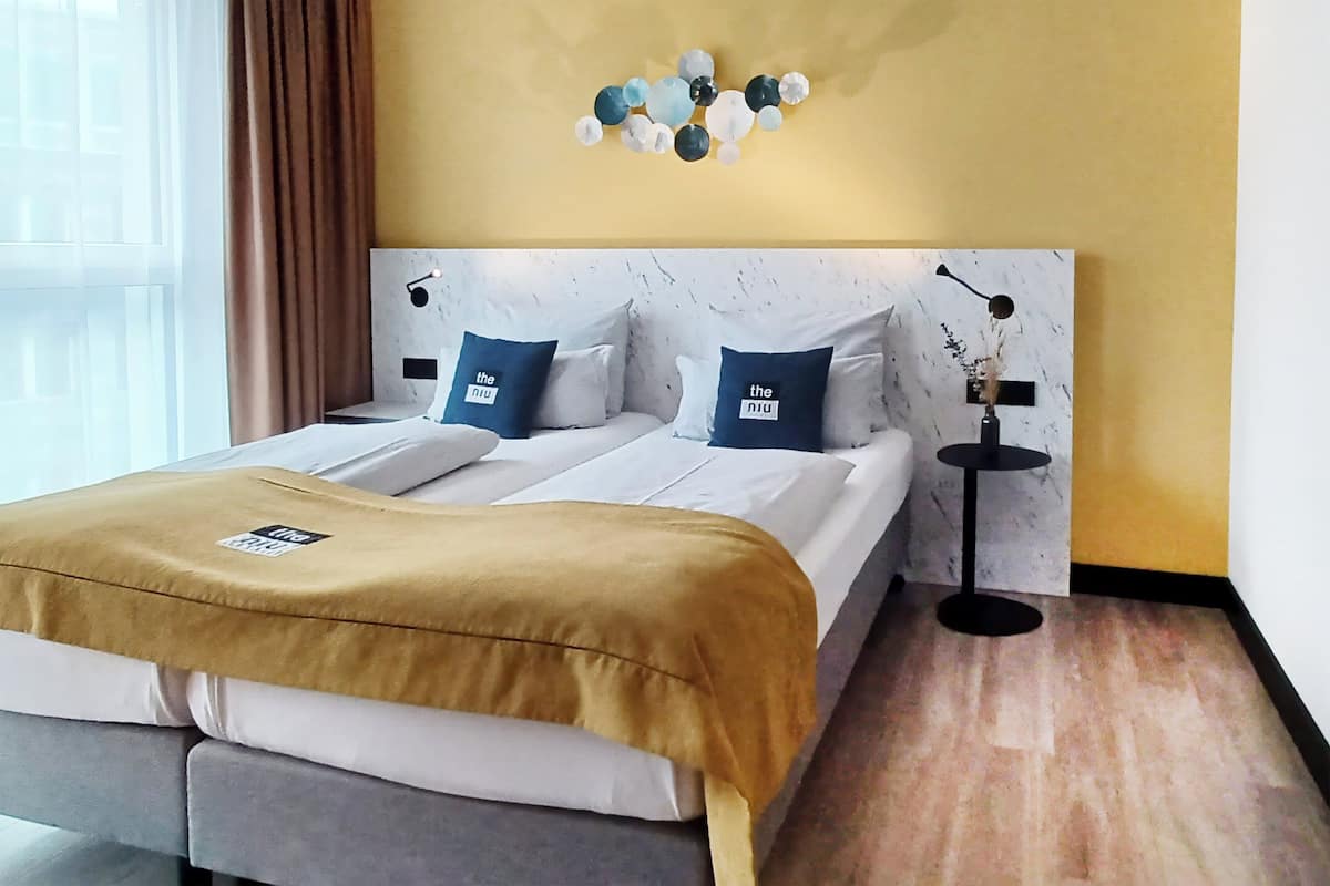 Ropa de cama hipoalergénica y caja de seguridad en la habitación 