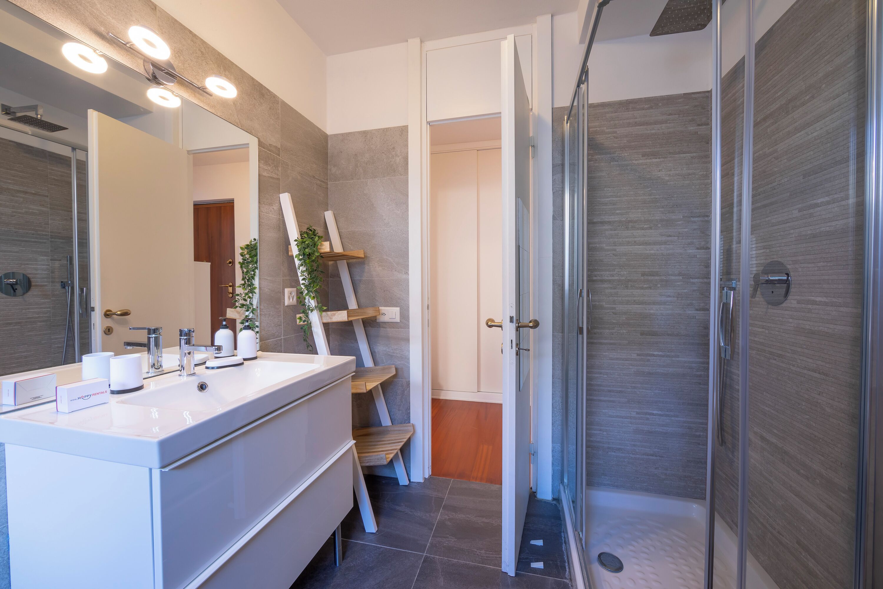 Standard-Apartment, Mehrere Schlafzimmer (Sunlight - 150m from the lake) | Badezimmer | Dusche, Haartrockner, Bidet, Handtücher