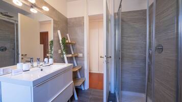 Standard-Apartment, Mehrere Schlafzimmer (Sunlight - 150m from the lake) | Badezimmer | Dusche, Haartrockner, Bidet, Handtücher