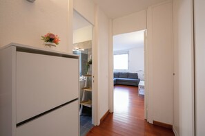 スタンダード アパートメント 1 ベッドルーム (Sunlight - 150m from the lake) | リビングルーム | 21 インチのテレビ (ケーブル放送視聴可)