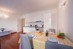 Standard-huoneisto, 1 makuuhuone, parveke (Sunlight - 150m from the lake) | Ruokailu