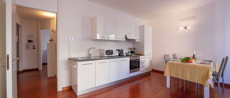 Apartamento standard, vários quartos (Sunlight - 150m from the lake) | Cozinha privada | Geladeira, micro-ondas, fogão, cooktop