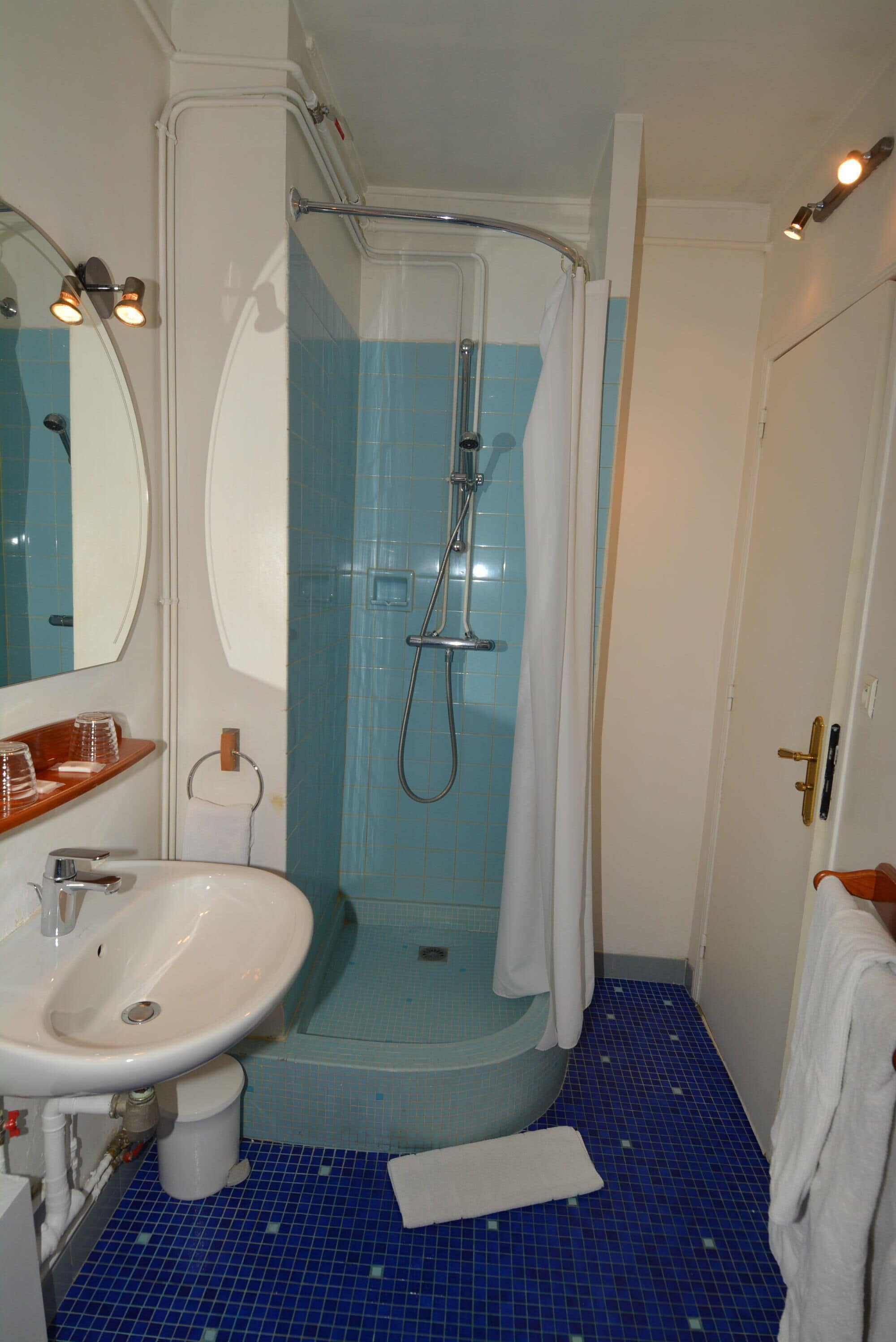 single room with private shower and wc | bathroom | towels