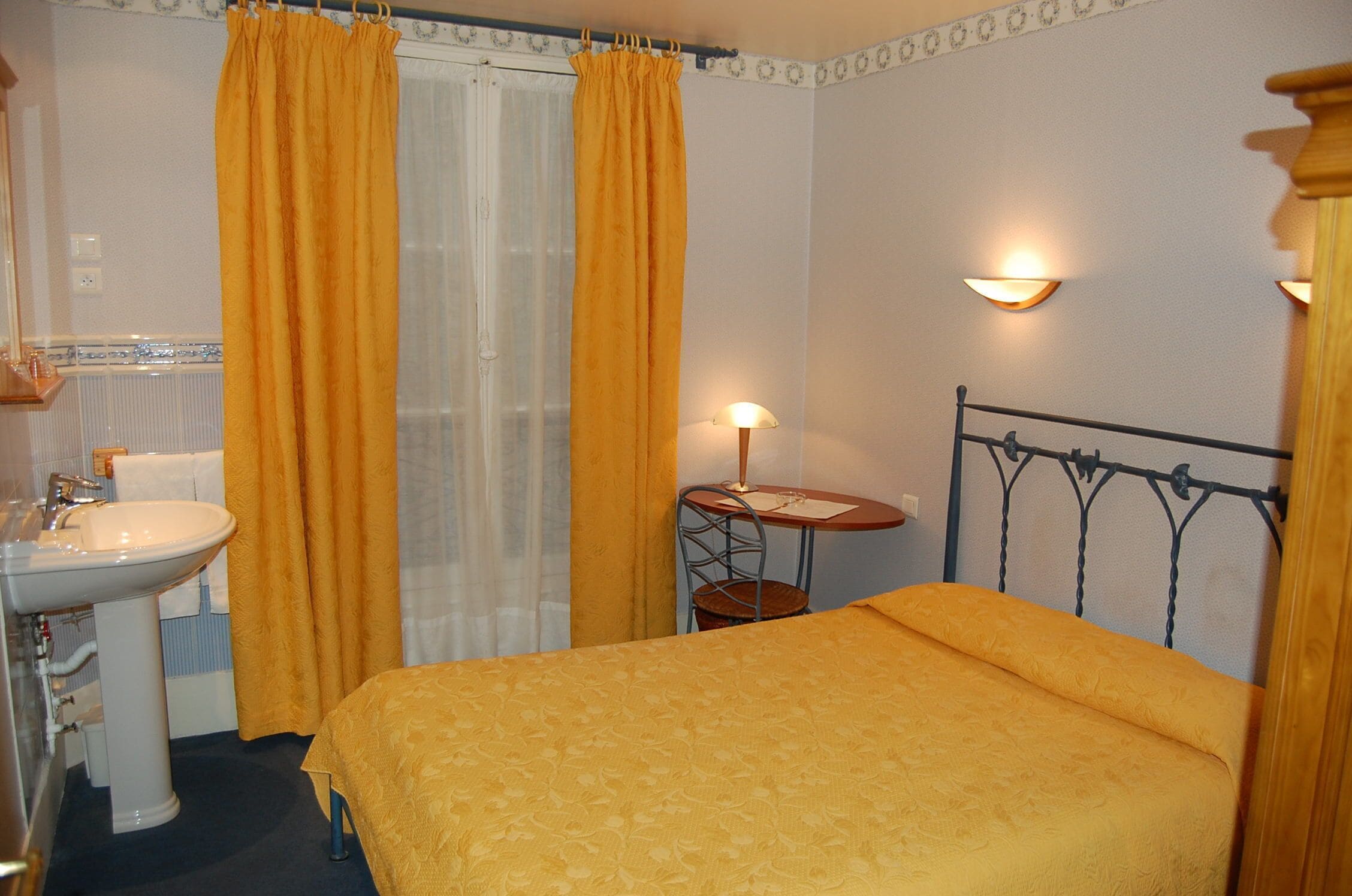double room with washbasin (shared shower for a fee, shared wc) | desk, iron/ironing board, free wifi, bed sheets
