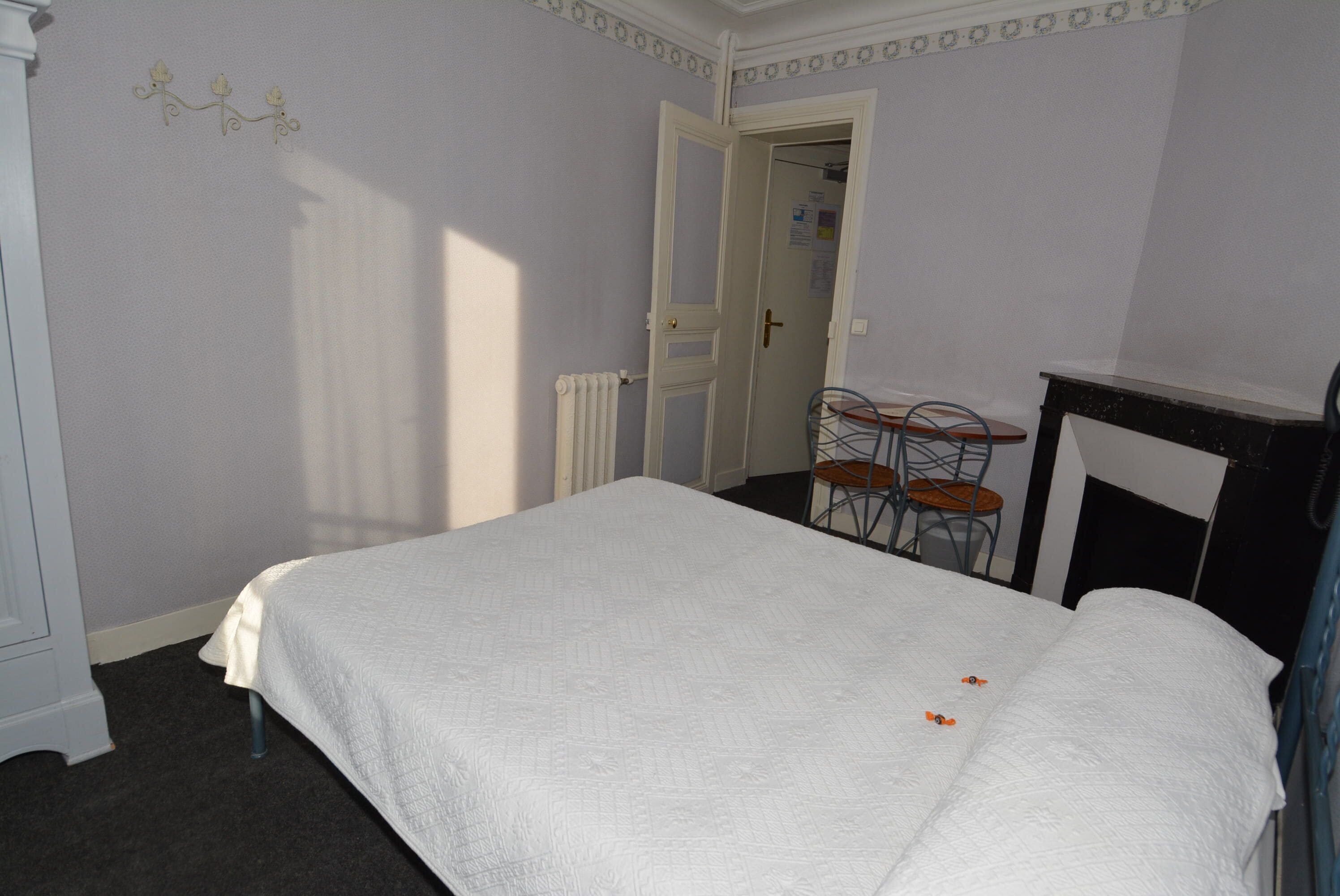 double room with private shower and wc | desk, iron/ironing board, free wifi, bed sheets