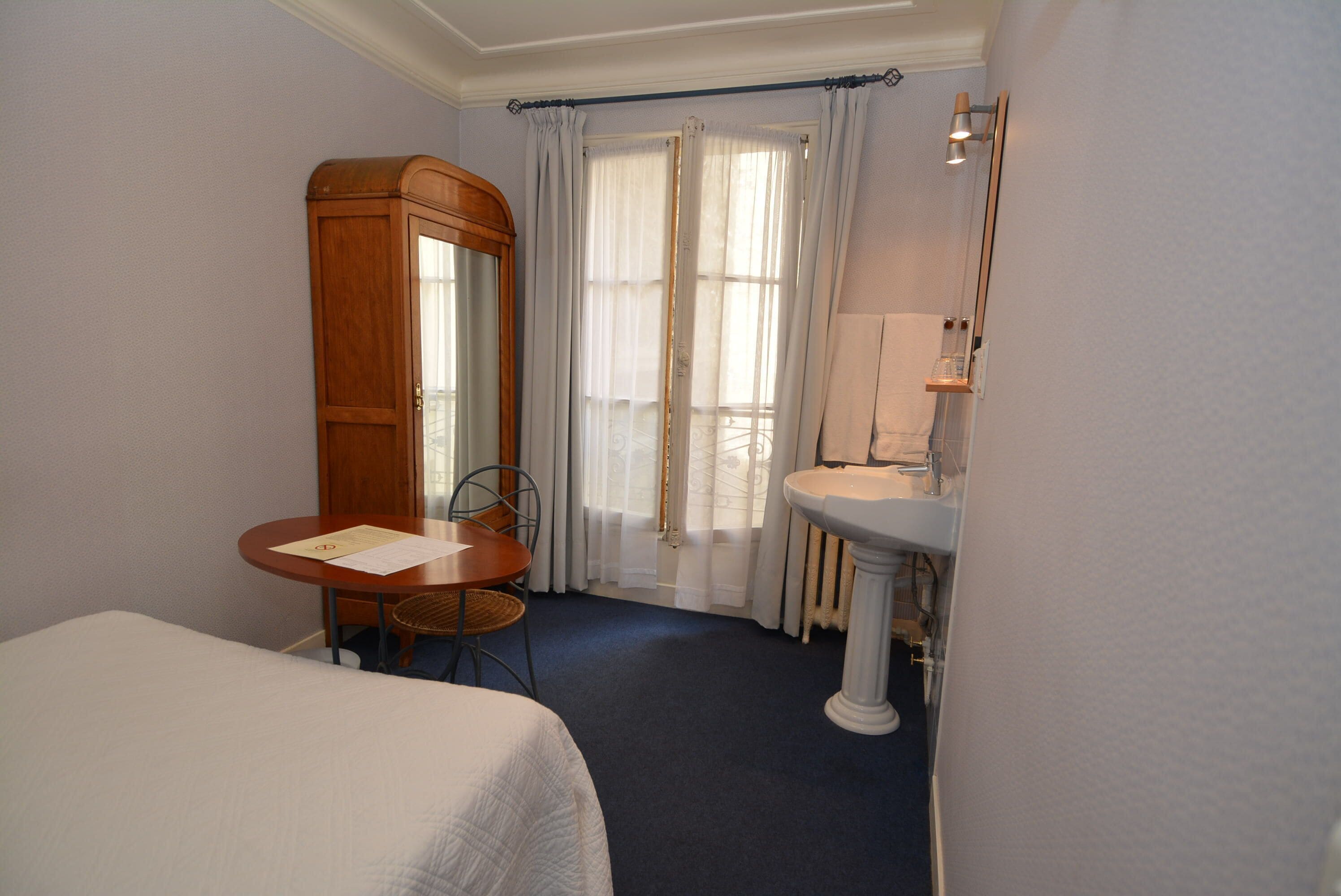 single room with washbasin (shared shower for a fee, shared wc) | desk, iron/ironing board, free wifi, bed sheets