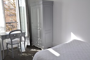 Kamar Single Standar (with Private Shower and WC) | Meja kerja, setrika/meja setrika, Wi-Fi gratis, dan seprai linen