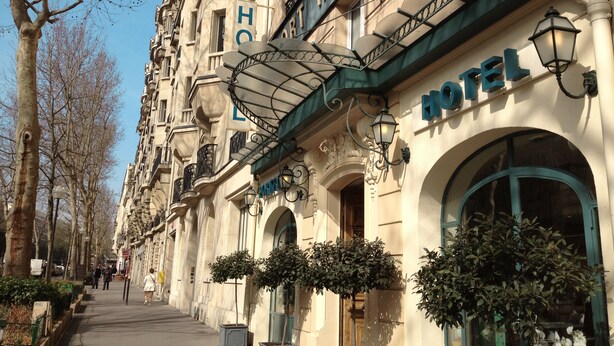 A historic building with a sign reading "ROYAL HOTEL" and a covered entrance. - Port Royal Hotel (Paris)