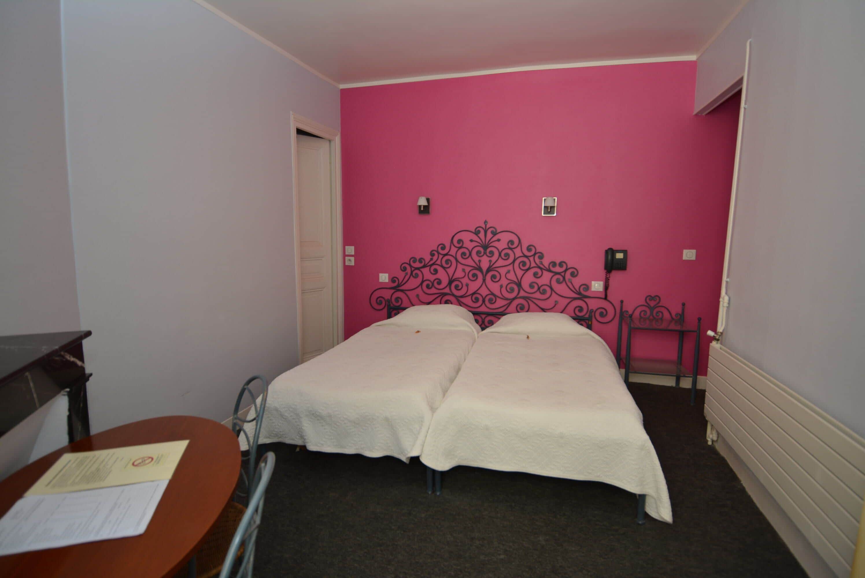 twin room with private shower and wc | desk, iron/ironing board, free wifi, bed sheets