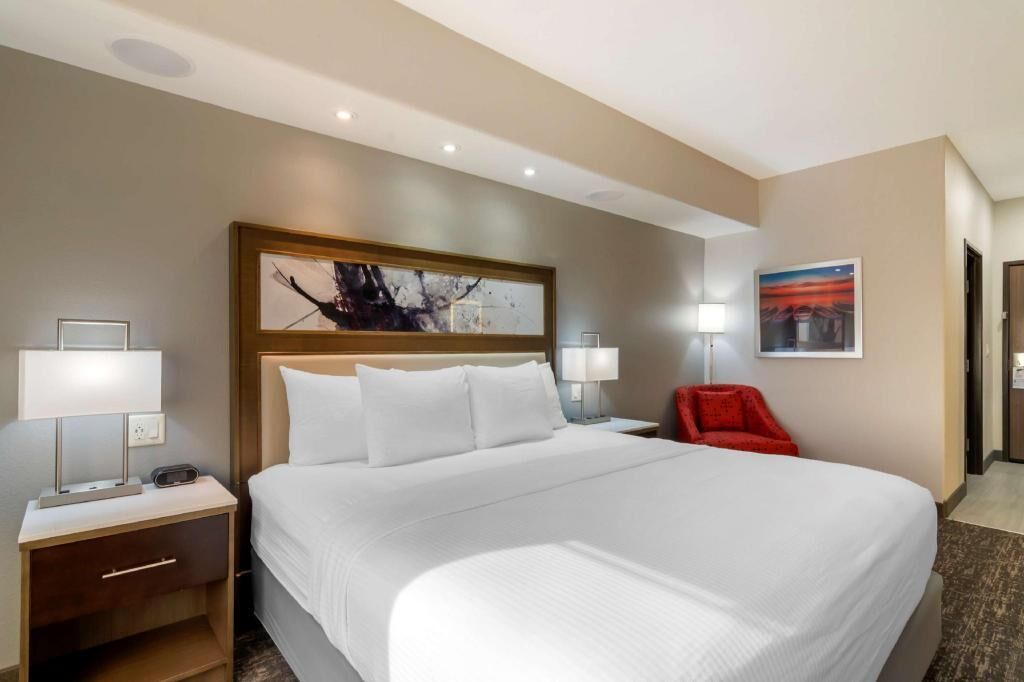 Desk, blackout drapes, iron/ironing board, free WiFi