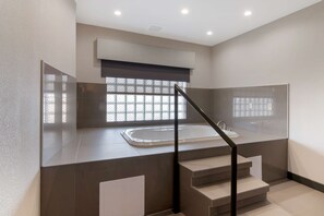 Suite, 1 King-Bett, Nichtraucher, Whirlpool (with Sofabed) | Schreibtisch, Verdunkelungsvorhänge, Bügeleisen/Bügelbrett