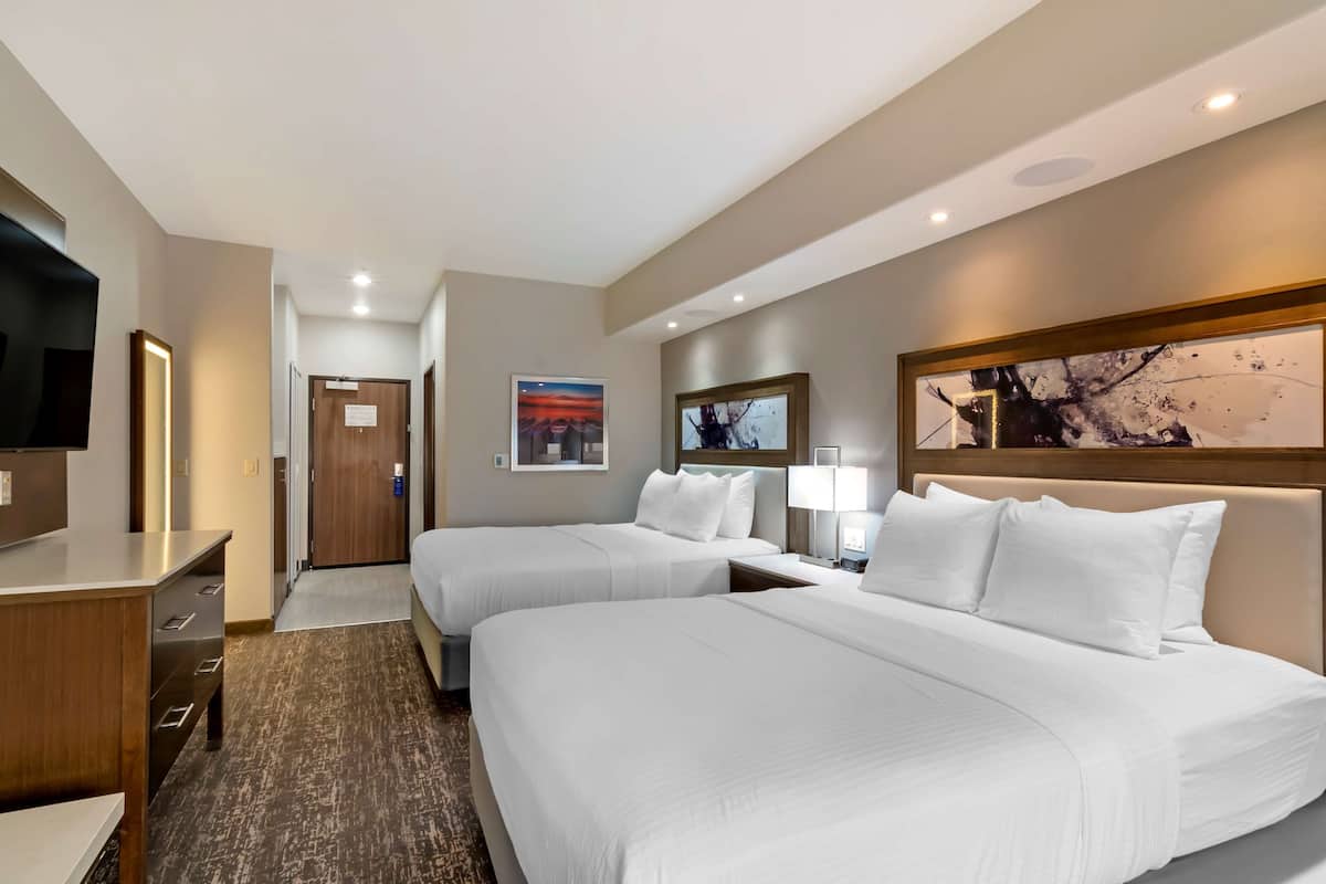 Kamar Standar, 2 Tempat Tidur Queen, Bebas Asap Rokok, lemari es & microwave | Meja kerja, tirai kedap cahaya, setrika/meja setrika, dan Wi-Fi gratis