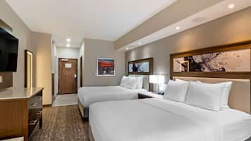 Escritorio, cortinas blackout y tabla de planchar con plancha