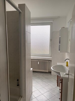 Duschwanne, Haartrockner, Handtücher, Seife