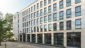 A modern multi-story building with a symmetrical facade, large windows, and a clean, white exterior. - Holiday Inn - the niu, Seven Dusseldorf Ost by IHG (Düsseldorf)