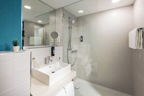 Shower, towels - Holiday Inn - the niu, Seven Dusseldorf Ost by IHG (Düsseldorf)