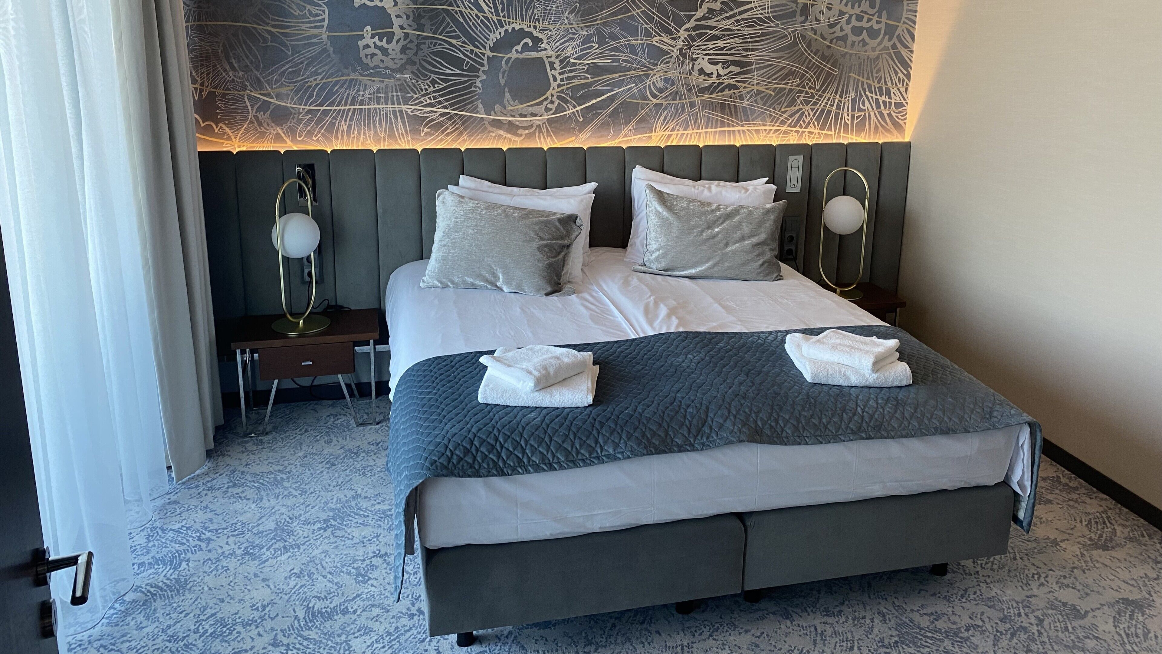 Suite Keluarga, 2 kamar tidur | Seprai antialergi, busa memori, minibar, dan brankas