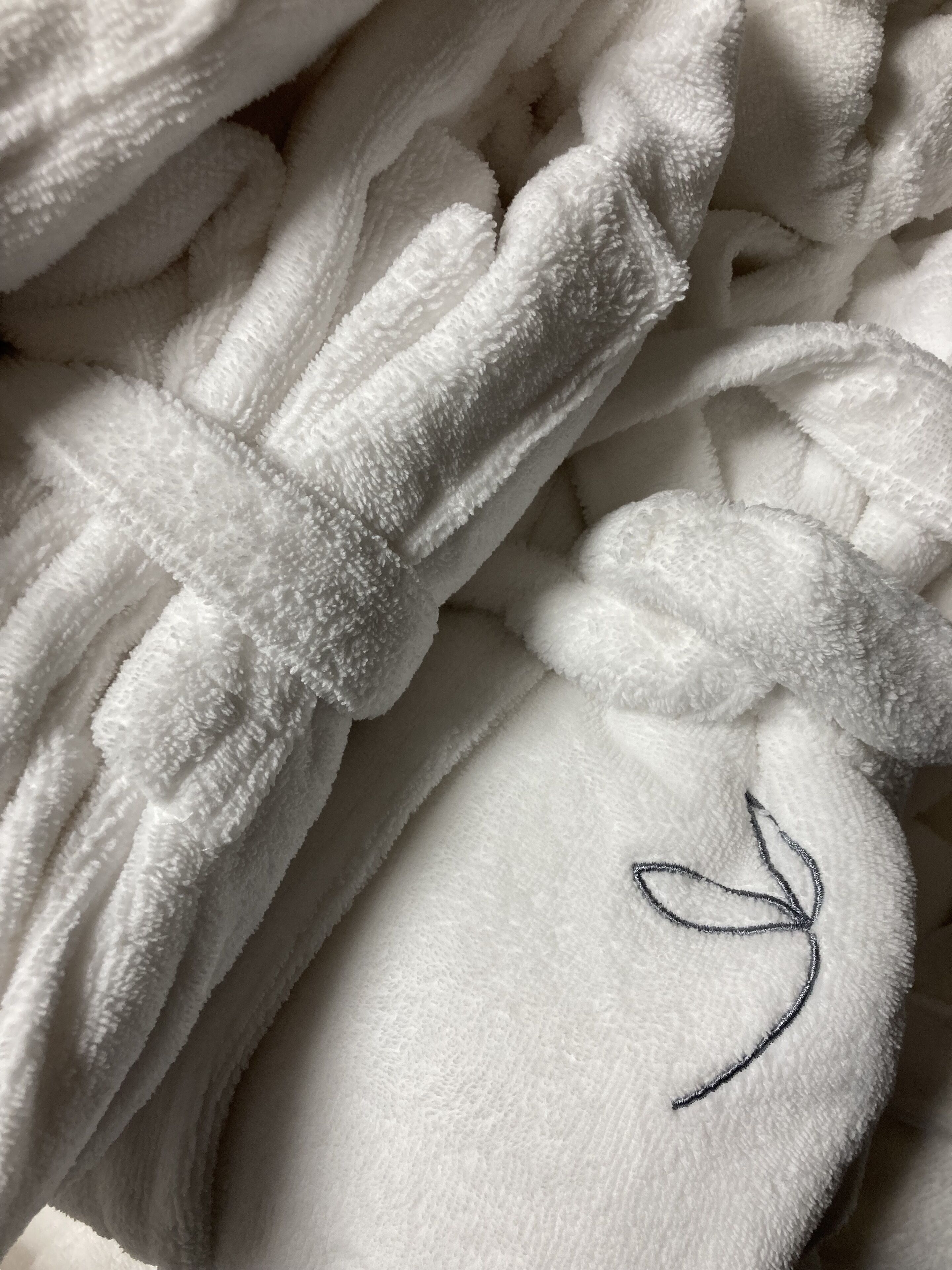 Primer plano de una toalla blanca con un diseño bordado sencillo.