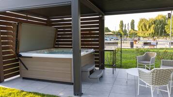 مغطس سبا خارجي