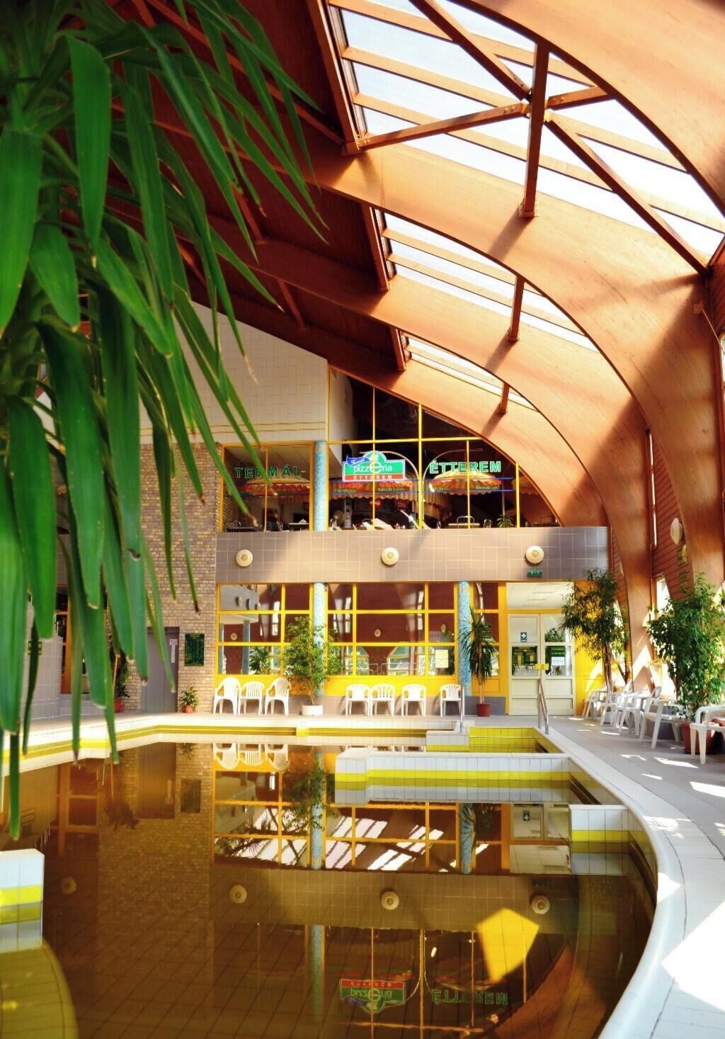 Ruang perawatan pasangan, pijat olahraga, dan pijat