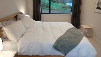 3 bedrooms, bed sheets