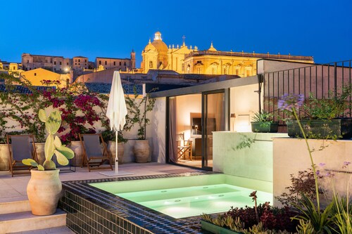 Luxurious residence with terrace and pool-tub, Noto