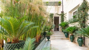 A corridor with potted plants and a tiled floor leading to a doorway. - Exclusive property with terrace and plunge-pool, Noto, Sicily (Noto)