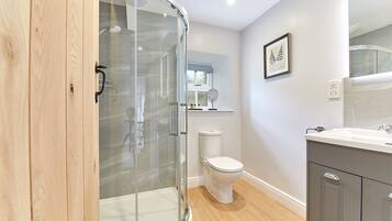 House | Bathroom | Combined shower/bathtub, soap, shampoo, toilet paper