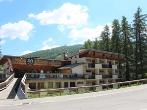 A building with a sign for 'Le Mouton Noir' and 'Brasserie de Montagne' indicating a restaurant and bar.