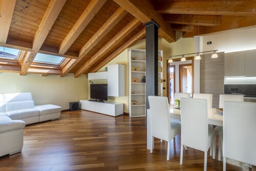 GuestHost - New Deal-APT with terrace, hot tub & Netflix