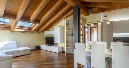 GuestHost - New Deal-APT with terrace, hot tub & Netflix