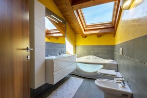 Dusche, Whirlpool, Bidet