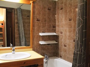 Bathroom - Ski-in/Ski-out Studio with Mountain View, Sleeps 4, Near Shops in Vars (Vars)