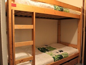 Room - Ski-in/Ski-out Studio with Mountain View, Sleeps 4, Near Shops in Vars (Vars)