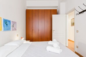 2 bedrooms, iron/ironing board, WiFi