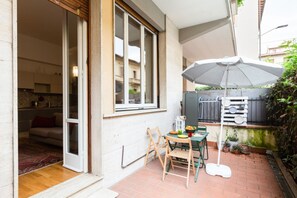 Outdoor dining - GuestHost - Comfortable 70sqm apartment that can accommodate up to 4 people. Located on the ground floor, with steps to access, of a building in a residential area close to Campo di Marte Train Station and Piazza Oberdan, the apartment is the best soluti (Firenze)