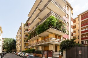 Exterior - GuestHost - Comfortable 70sqm apartment that can accommodate up to 4 people. Located on the ground floor, with steps to access, of a building in a residential area close to Campo di Marte Train Station and Piazza Oberdan, the apartment is the best soluti (Firenze)