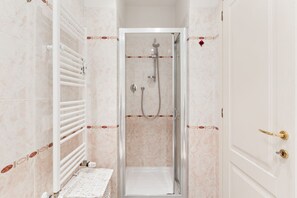 Dusche, Haartrockner, Bidet, Toilettenpapier