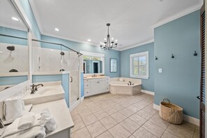 Combined shower/bathtub, towels