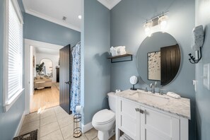 Combined shower/bathtub, towels