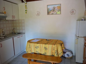 Geladeira, micro-ondas, cooktop, cafeteira/chaleira